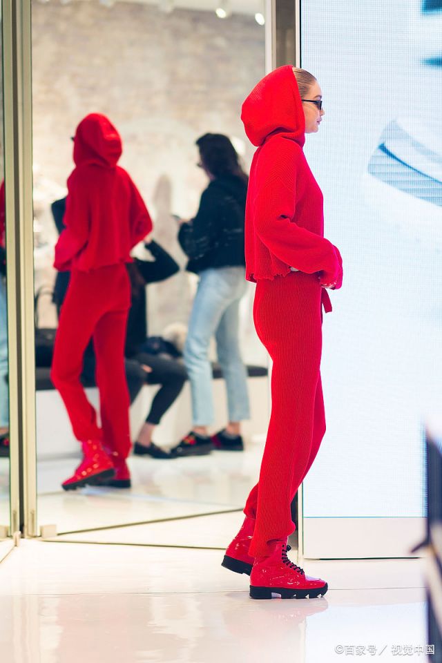 新年走鸿运,美女们都爱穿红鞋子,有人还是全身红!